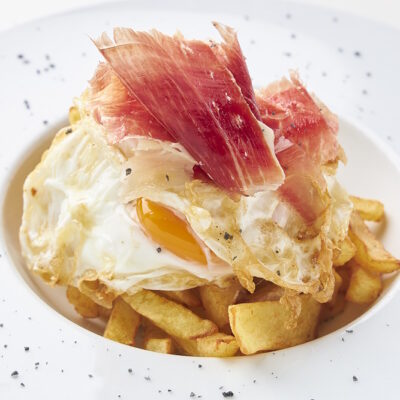 Huevos rotos con patatas y jamón ibérico