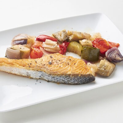 Salmón a la brasa con verduras