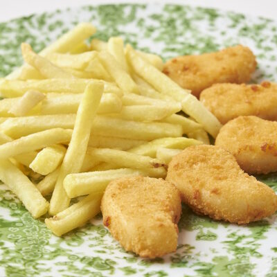 Nuggets de pollo con patatas fritas